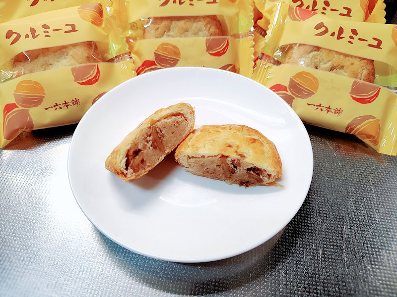 一六本舗クルミーユの断面とくるみ入りの餡