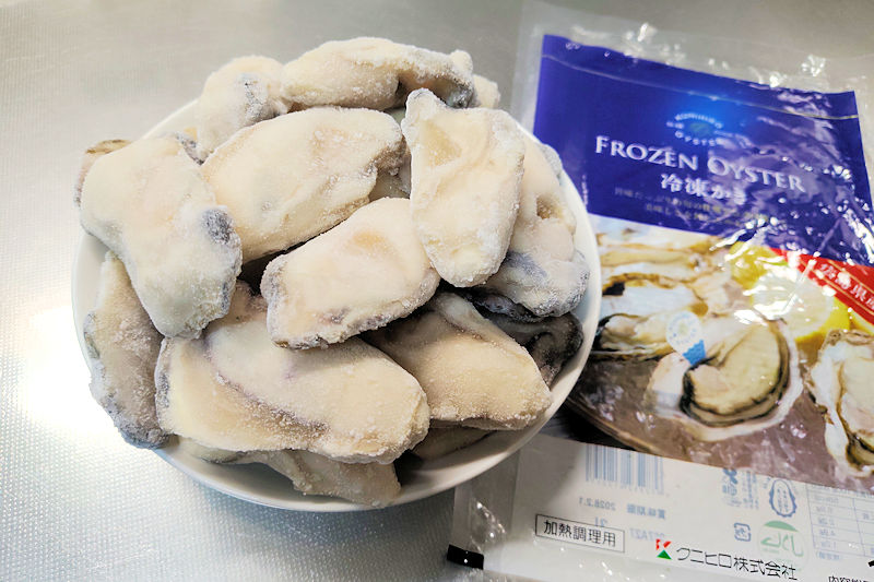 1kgの袋から取り出したクニヒロの3L冷凍牡蠣27粒を盛った様子