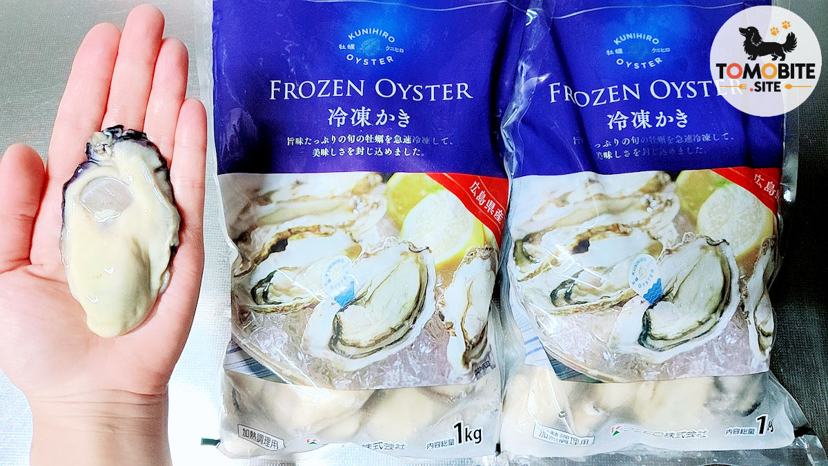 クニヒロの3Lサイズ冷凍牡蠣1kg入り2袋と手のひらにのせた大粒牡蠣