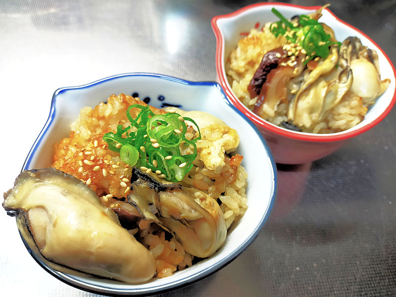 大粒牡蠣をごはんの上に盛り付けた牡蠣の炊き込みごはん
