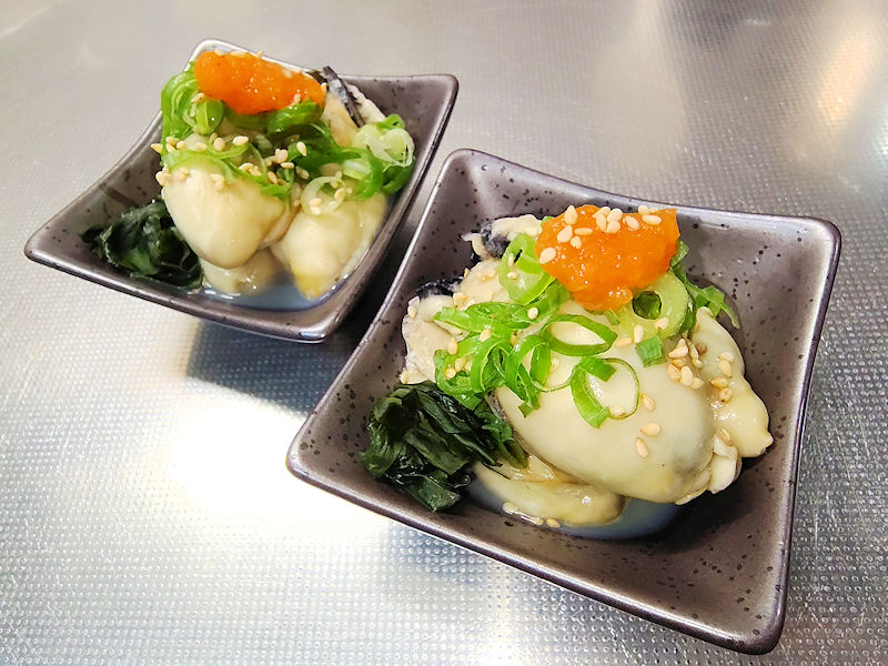 茹でた大粒牡蠣にネギと薬味をのせた牡蠣ポン酢