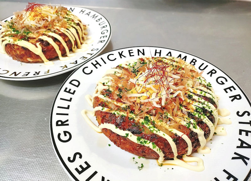 深鍋で厚く焼いた牡蠣入りお好み焼きのカキオコ